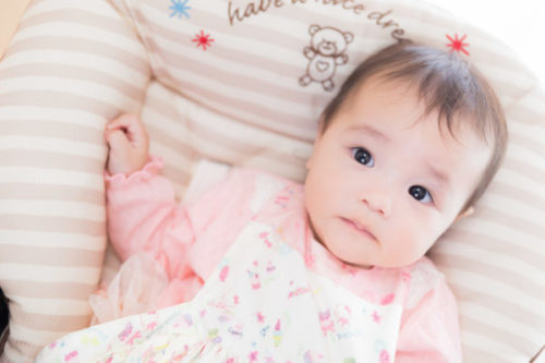 一歳で片目だけ二重になった 赤ちゃんの頃は寝起きだけ二重 左右で大きさが違う アイプチの効果は